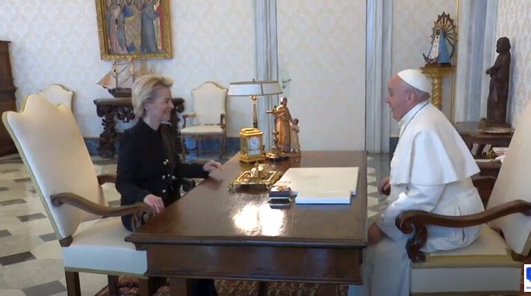 Prima întâlnire oficială între Papa Francisc și Ursula Von der Leyen: Șefa Comisiei Europene a fost primită la Vatican (Video)