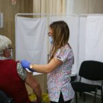 Pot exista efecte secundare pe termen lung după vaccinarea antiCovid?