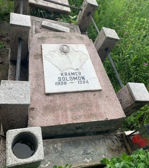 Cinci tineri sunt bănuiţi de distrugerea mormintelor în  Cimitirul Evreiesc din  Ploiești. Poliţia: Nu e acţiune antisemită!