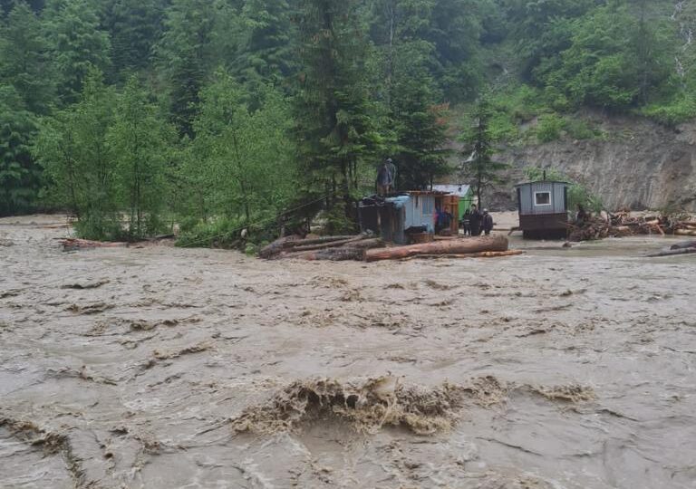 Cod roșu de inundații în Vrancea: Mai multe drumuri impracticabile au fost închise