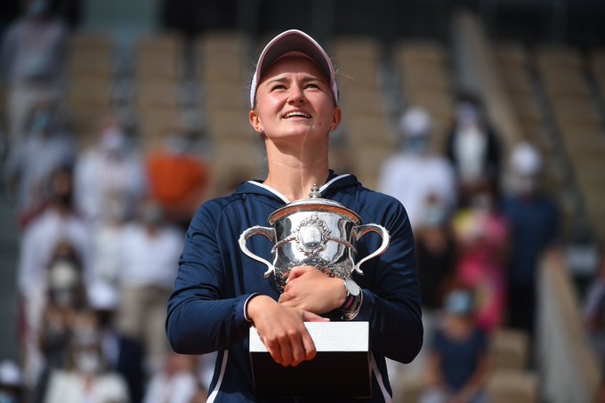 Barbora Krejcikova i-a dedicat cu lacrimi în ochi trofeul de la Roland Garros Janei Nowotna