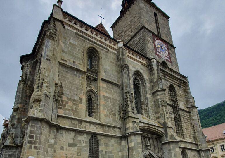 Biserica Neagră din Braşov e prima din România care își face centru de vaccinare
