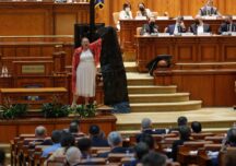 Șoșoacă a făcut circ în Parlament, cu un sac de morgă. Orban vrea să schimbe regulamentul ca să evite noi episoade de acest gen