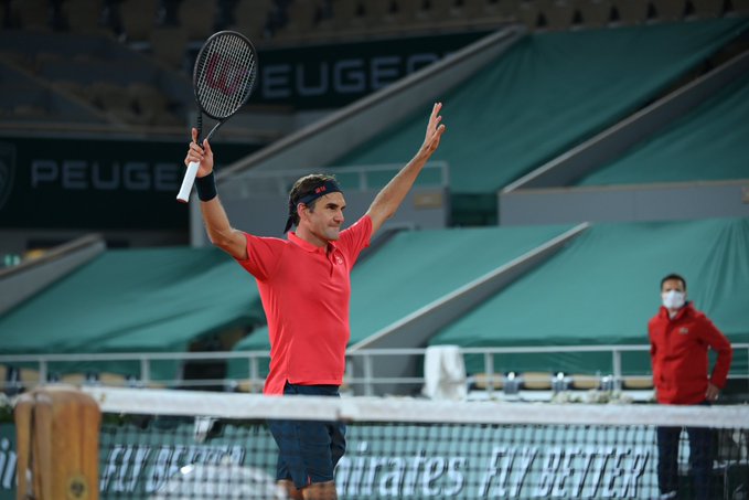 Roger Federer avansează cu greu în optimi la Roland Garros, după un meci de aproape patru ore