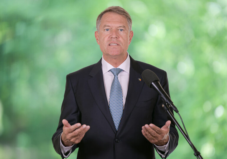 Președintele Iohannis a depus o coroană de flori, la Troița din Piața Universității (Video)