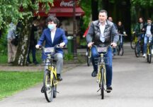 Iarba a fost tunsă azi în Herăstrău, că venea Nicușor Dan cu bicicleta. Întrebat dacă face duș cu apă rece, primarul a râs (Foto)