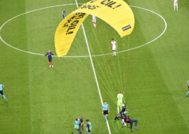 Meciul Franța - Germania, perturbat de un parașutist Greenpeace: Nemții, un car de nervi