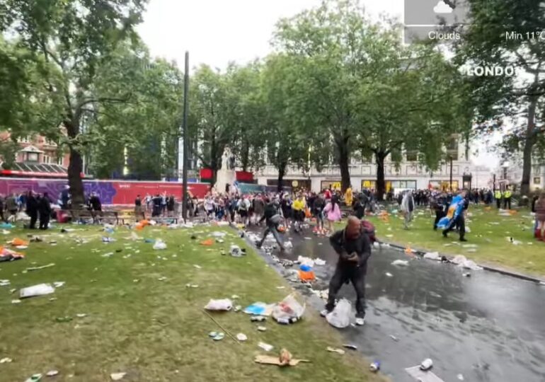 Scoțienii au făcut ravagii pe străzile din Londra înaintea meciului de la EURO 2020: Au lăsat în spate munți de gunoaie