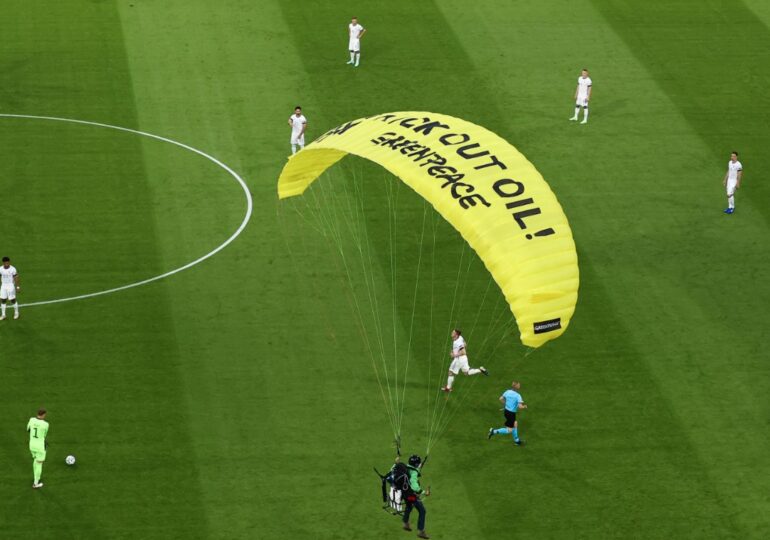 Greenpeace dezvăluie ce-și dorea de fapt parașutistul care s-a prăbușit pe stadionul din Munchen