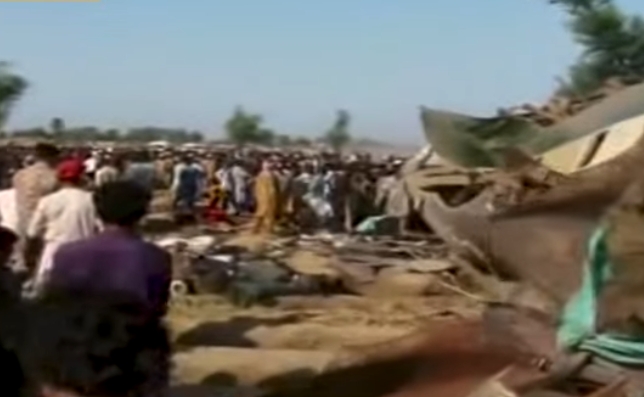 Zeci de oameni au murit după ce două trenuri s-au ciocnit în sudul Pakistanului (Video)