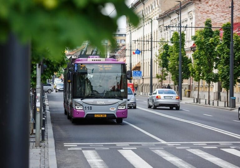 Transportul public e gratuit vinerea, în Cluj. Orașul are cea mai mare concentrație de dioxid de azot din Europa