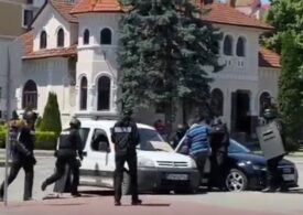 Un bărbat a amenințat că se aruncă în aer cu mașina în fața Prefecturii Bistrița. Mascații au intervenit în forță (Video)