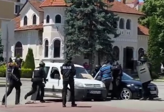 Un bărbat a amenințat că se aruncă în aer cu mașina în fața Prefecturii Bistrița. Mascații au intervenit în forță (Video)