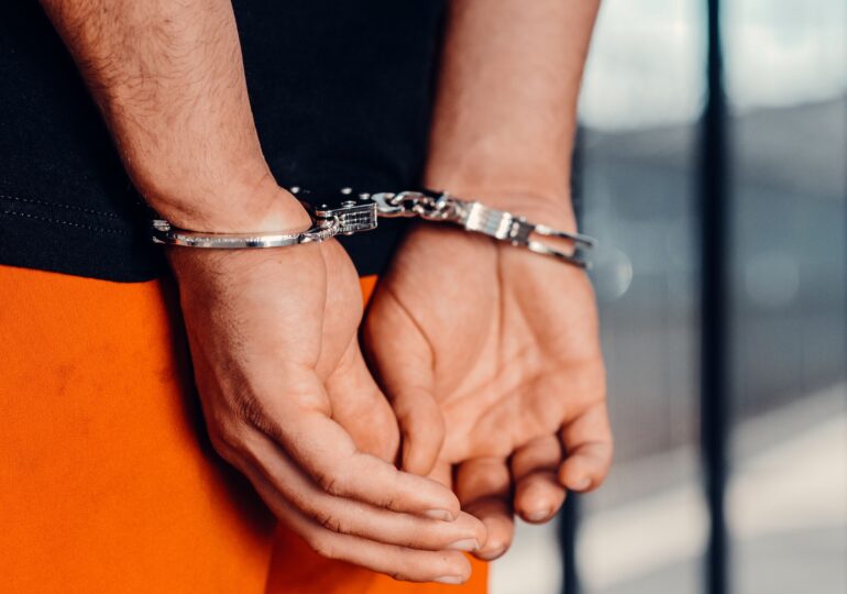 Un barbat din Fălticeni a fost prins în flagrant cu 10 kg de canabis primit din Spania