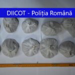 Captură importantă de heroină în Bucureşti: Traficanţii au aruncat drogurile pe geam, la nasul poliţiştilor