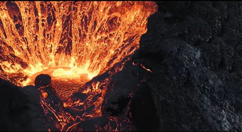 O dronă a căzut chiar în interiorul vulcanului care erupea. Ultimele imagini surprinse sunt spectaculoase (Video)