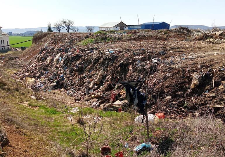 Munte de gunoi lângă DN1, în spatele unei biserici din Băicoi. Primăria a fost amendată