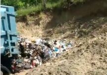Garda de Mediu a găsit o groapă ilegală de gunoi, patronată chiar de către o primărie (Video)