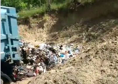 Garda de Mediu a găsit o groapă ilegală de gunoi, patronată chiar de către o primărie (Video)