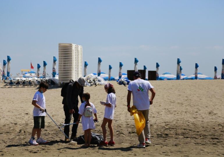 Patru maşini de gunoi şi deşeuri, adunate într-o singură zi de pe plaje de către voluntari