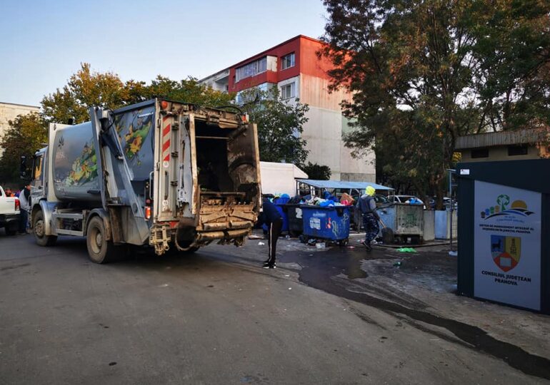 Iar e gunoi pe străzi la Ploieşti: Angajaţii Rosal fac grevă din nou