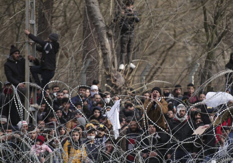 Grecia trimite arme sonice la frontiera cu Turcia, pentru a respinge o eventuală invazie a migranților