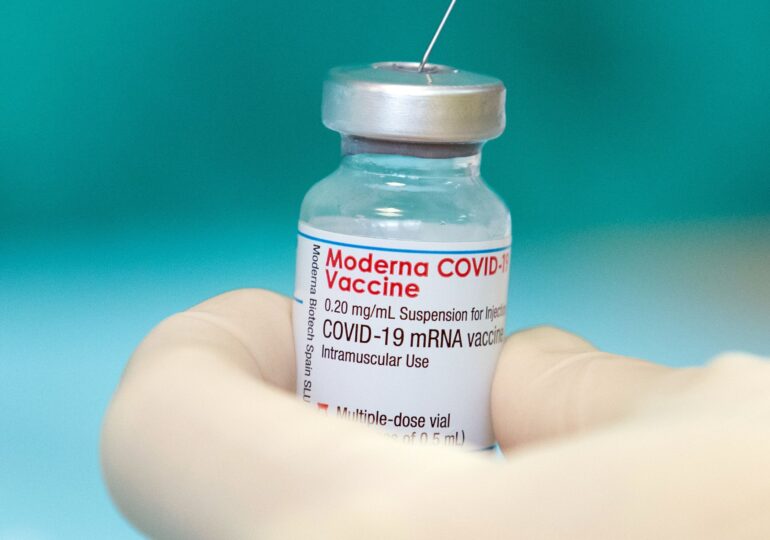 Japonia a suspendat noi loturi de vaccin Moderna, după descoperirea unor “substanţe străine” în fiole nefolosite
