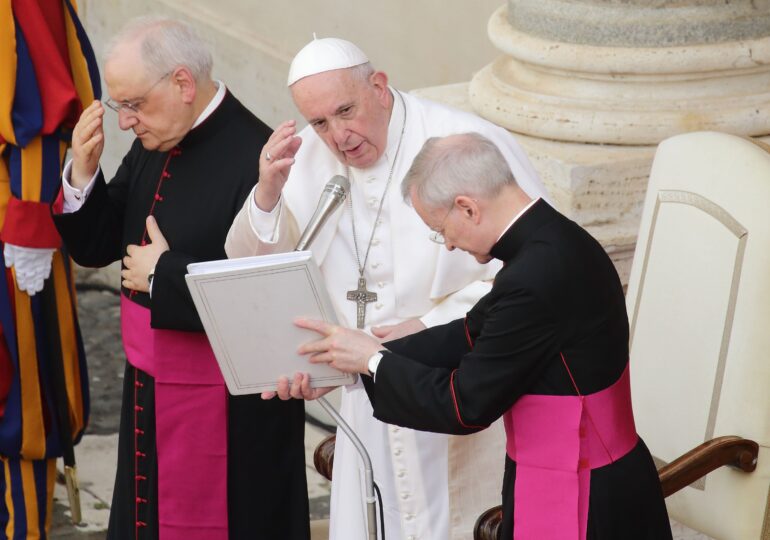 Papa Francisc încurajează un preot care apără homosexualii