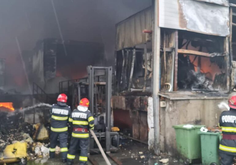 Firma de deşeuri de la Brazi care a luat foc spune că un angajat a intrat ilegal în hală și a provocat incendiul