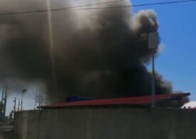 Incendiu langă trei rezervoare cu petrol, la o fabrică din Argeș. Un bărbat a suferit arsuri (Video)