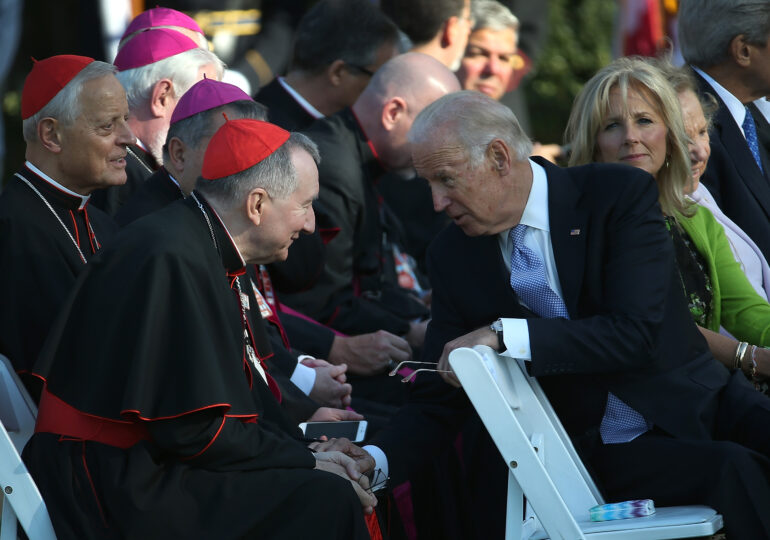 Episcopii catolici din SUA îi cer papei ca Joe Biden să nu mai aibă voie să fie împărtășit pentru că susține avortul. Casa Albă reacționează