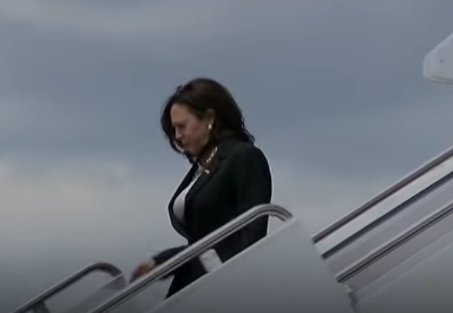 Avionul Kamalei Harris s-a întors la sol imediat după decolare: ”Cu toţii am spus o mică rugăciune” (Video)