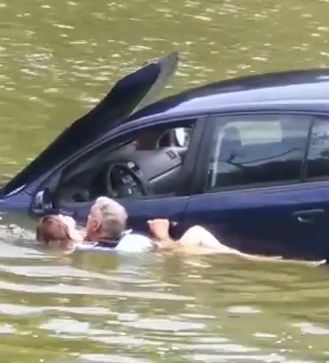 Polițistul din Iași care a salvat-o pe tânăra cazută cu maşina în lac, premiat cu 1.000 de euro. Femeia avea o alcoolemie uriaşă