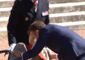 Macron a revenit la practica sărutului pe obraz, însă cu mască (Video)