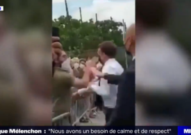 Macron a fost plesnit peste față când încerca să facă o baie de mulțime