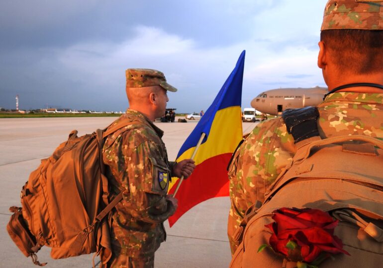 Românii aflați în străinătate trebuie să se întoarcă în 15 zile în țară dacă izbucnește un război - proiect MApN