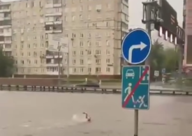 O ploaie torențială a inundat străzi și stații de metrou la Moscova (Video)