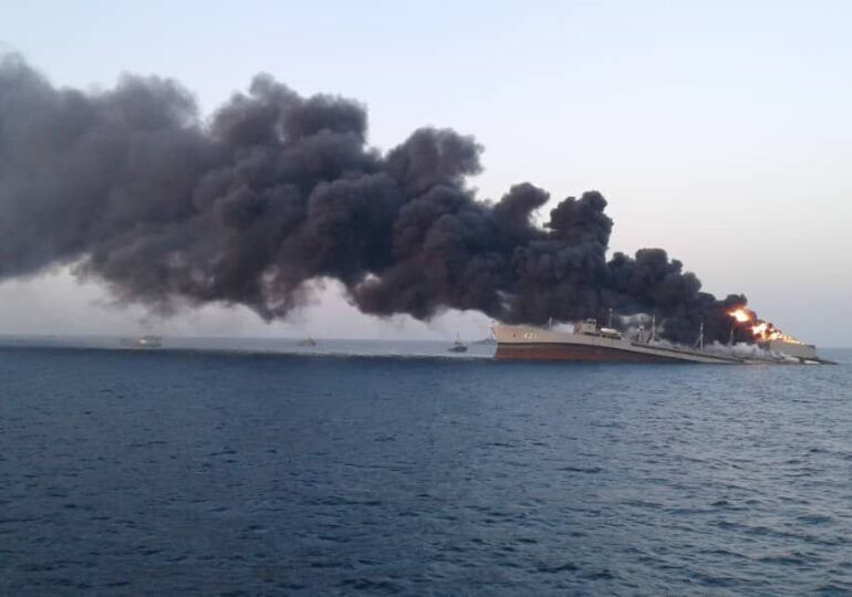 Cea mai mare navă a marinei iraniene s-a scufundat după ce a luat foc (Video)