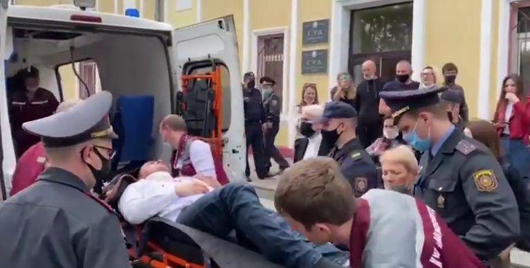 Un opozant belarus, Stepan Latypov, s-a înjunghiat în gât, în cuşca acuzaţilor, în timpul unui proces (Video)