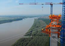 Operațiune spectaculoasă pe uscat și pe apă de montare a platformei pentru podul de la Brăila (Video)