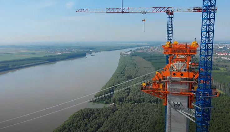 Operațiune spectaculoasă pe uscat și pe apă de montare a platformei pentru podul de la Brăila (Video)