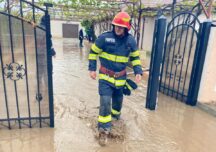 Inundaţii în 7 judeţe şi în Bucureşti după furtunile de sâmbătă
