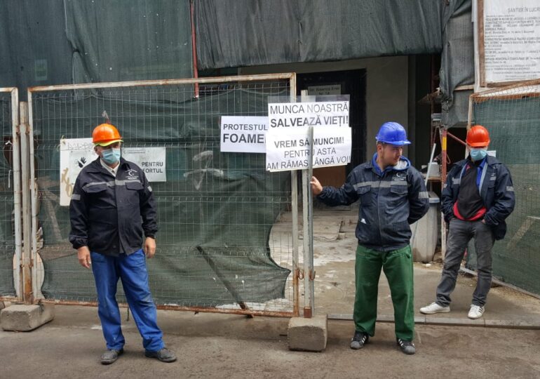 Neplătiți din 2020, angajaţii Companiei de Consolidări au protestat lângă clădirile pe care le repară: ”Ne cerem drepturile! Vrem dreptate și respect!” (Foto)