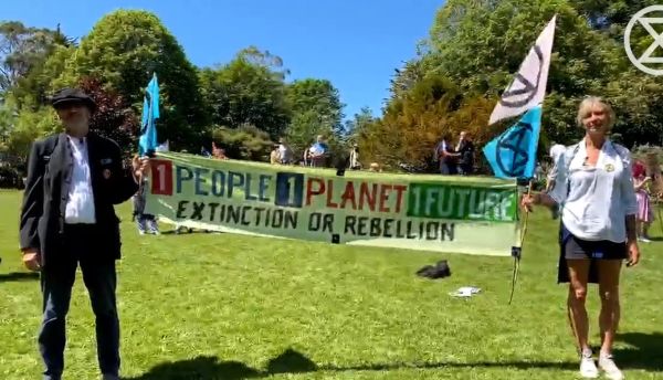 G7: Activiştii de mediu au organizat proteste inedite cu măştile liderilor lumii şi simularea unei bătălii (Video)