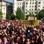 Ungaria a adoptat încă o lege anti-LGBT, în ciuda miilor de protestatari din stradă. „Friends”, „Bridget Jones” sau „Harry Potter” ar putea fi văzute doar după 18 ani (Video)