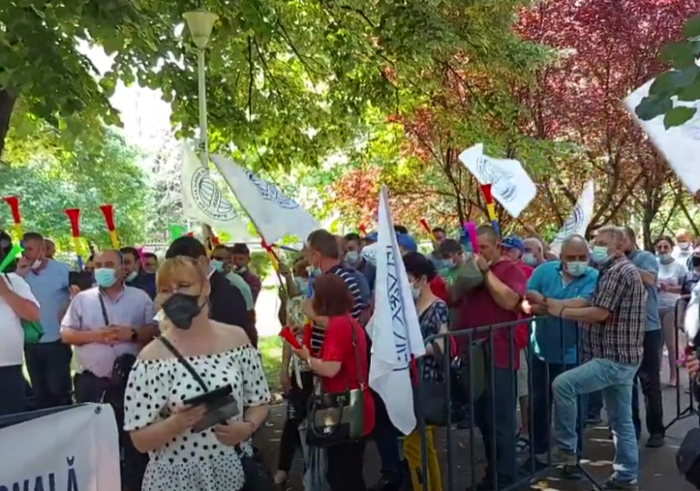 CFR-iştii au protestat în faţa Ministerului Transporturilor: Vrem trenuri noi! (Video)