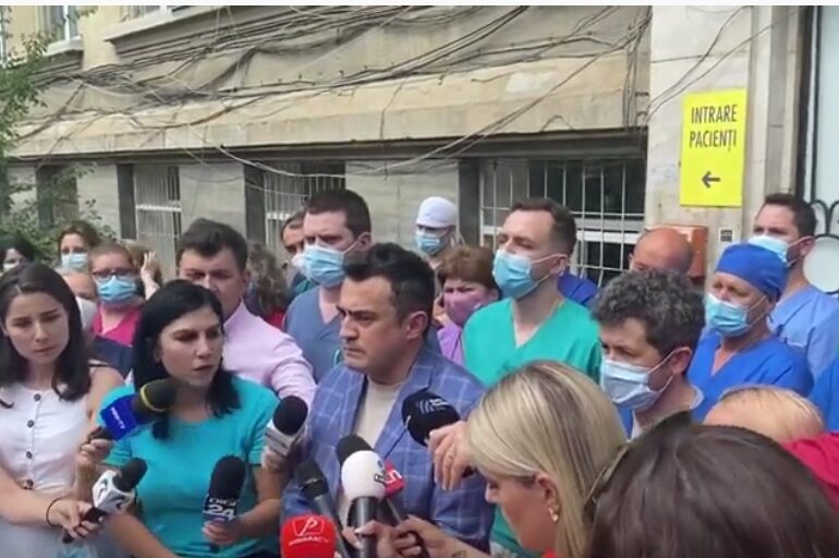 Protest cu zeci de angajați la Institutul de Transplant Renal din Cluj, după ce Ioana Mihăilă a anunțat reorganizarea. Ce promite ministrul (Video)