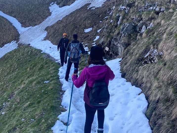 Doi tineri au rămas blocați în zăpadă pe Brâna Caraimanului: Salvamontiștii îi avertizează pe turiști