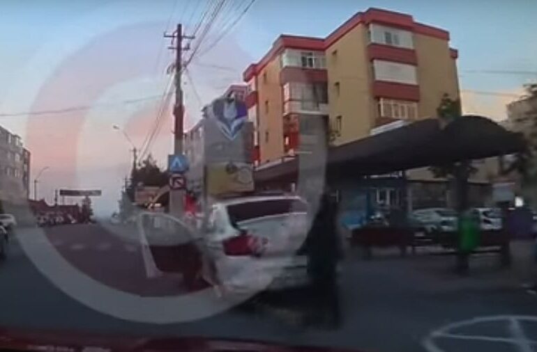 Șofer urmărit și amendat de polițiști după ce i-a criticat pentru felul neregulamentar în care staționau cu mașina (Video)
