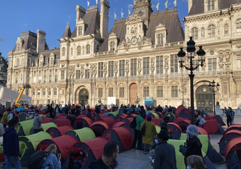 Sute de migranți și-au pus corturile în inima Parisului, în fața primăriei (Foto & Video)